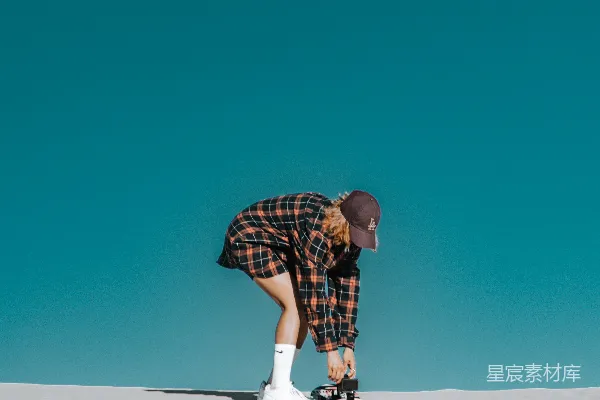 高清摄影 一个男人在雪地覆盖的斜坡上滑雪板滑行