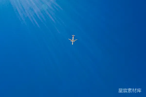 高清摄影 从低角度拍摄的飞机在空中。