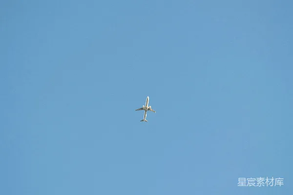 高清摄影 一架飞机在空中高飞