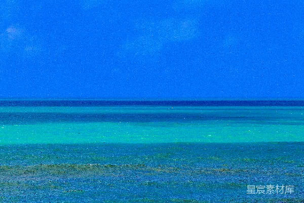高清摄影 一个男人在海浪上骑着冲浪板。