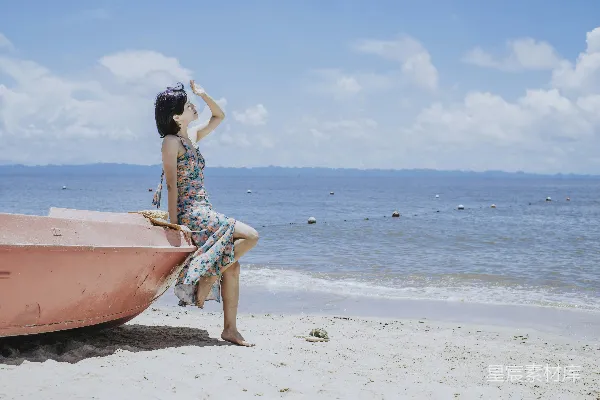 高清摄影 一个男人坐在海滩上。