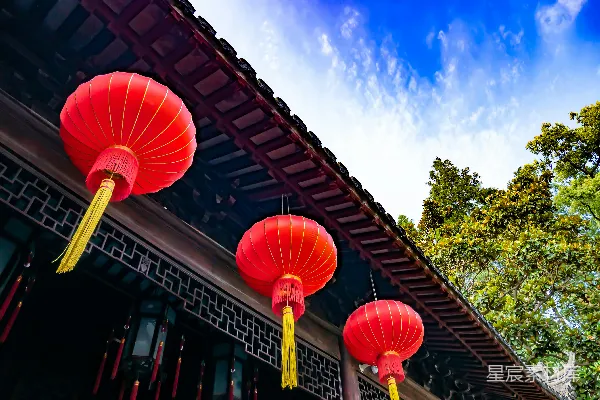 高清摄影 白天悬挂的红色中国灯笼
