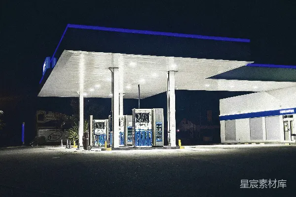 高清摄影 一个在夜间亮灯的加油站