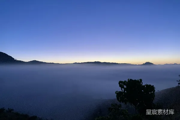 高清摄影 一个雾蒙蒙的山谷景色