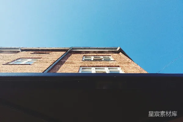 高清摄影 从下面仰视一座高大的砖房建筑。