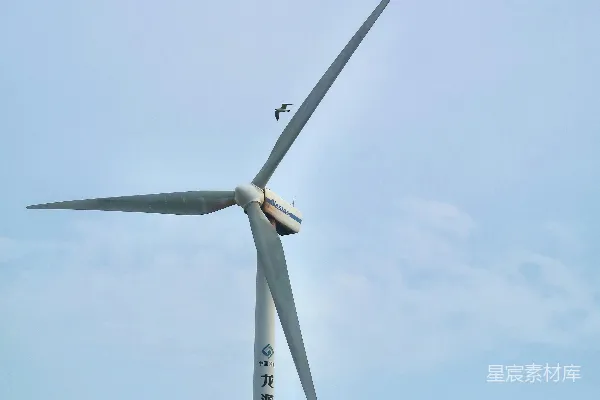 高清摄影 风力发电机组在空中产生清洁能源。