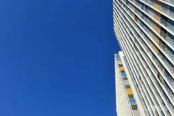 高清摄影 一座非常高的建筑物，背景是蓝天。