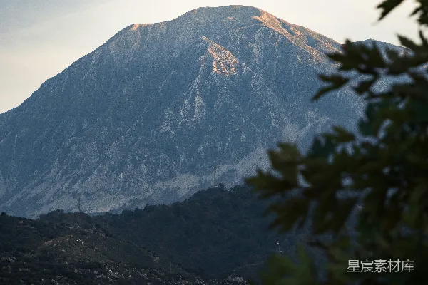 高清摄影 一座雄伟的山峦矗立在天际。