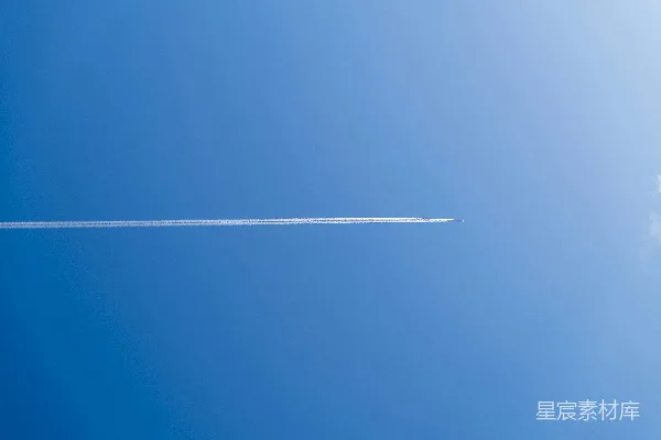 高清摄影 一架飞机在蓝天中留下了一条白色的尾迹。