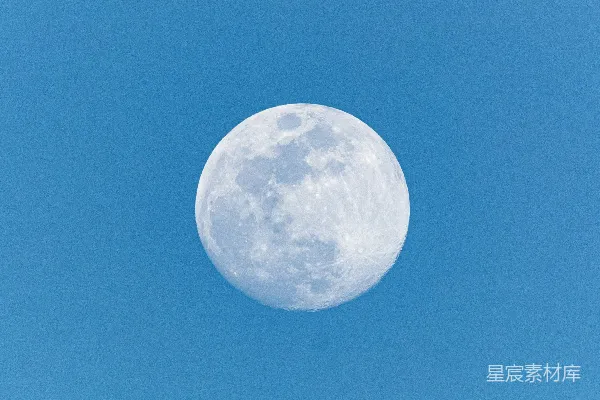 高清摄影 一轮满月悬挂在清澈的蓝天中