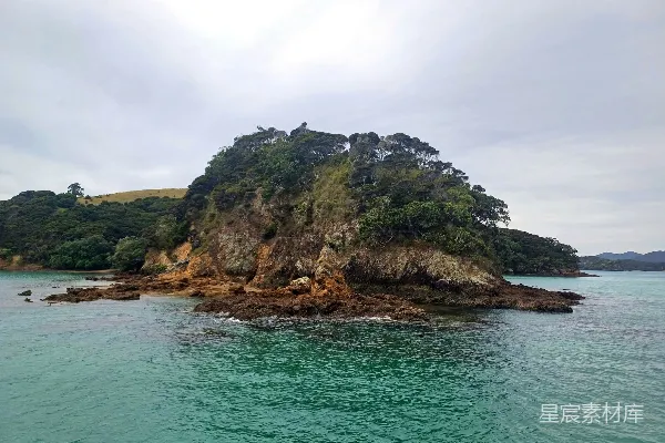 高清摄影 一个位于海洋中央的小岛