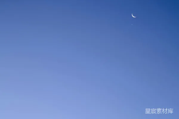 高清摄影 一片清澈的蓝天，远处有一弯新月。