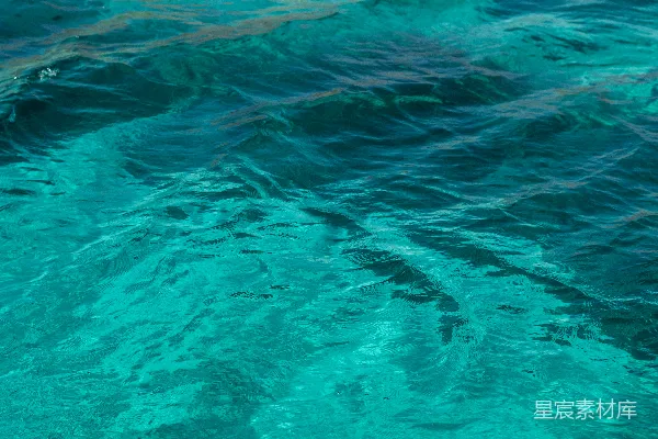 高清摄影 清澈的湛蓝色海水与柔和的海浪