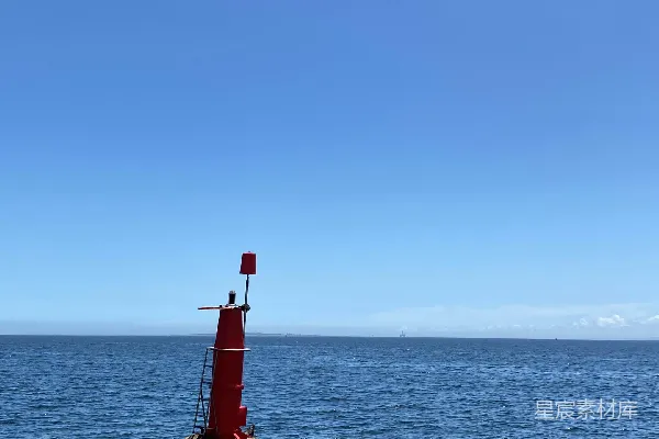 高清摄影 白天蓝天下海中的一盏红白相间的路灯
