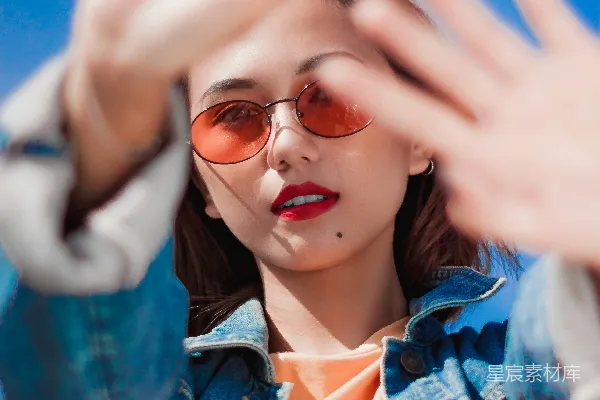 高清摄影 穿着蓝色牛仔夹克的女人
