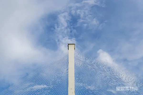 高清摄影 桥墩在蓝天白云背景下。