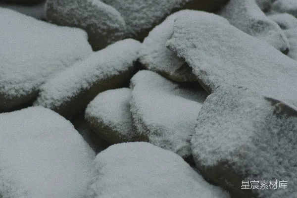 高清摄影 一堆被雪覆盖的石头