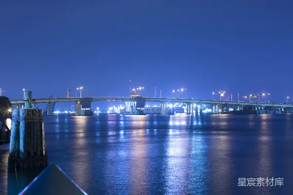 高清摄影 夜晚水上的桥