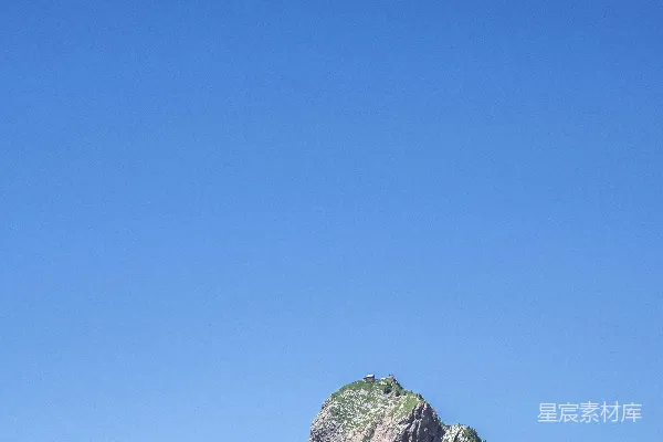 高清摄影 一座非常高耸的山峰，背景是天空。