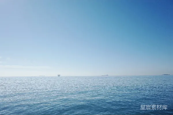 高清摄影 一片蓝色天空下的大片水域
