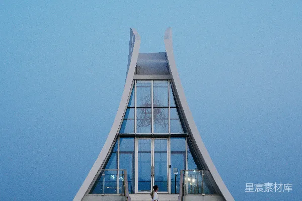 高清摄影 现代建筑结构在海滩上，人们在其中。