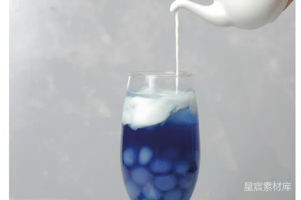 高清摄影 白色的陶瓷茶壶正在往透明玻璃杯中倒水。