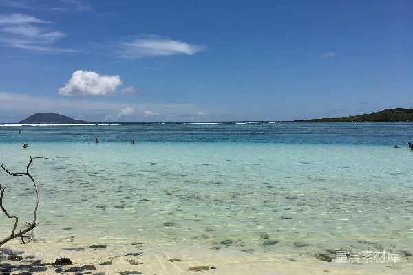 高清摄影 平静的海面在清澈的蓝天之下