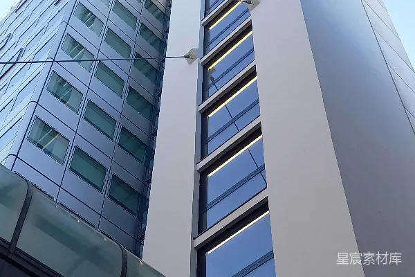 高清摄影 一座高楼，窗户众多。