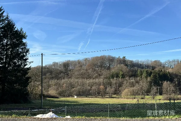 高清摄影 一片田野的景象，前景有一道栅栏