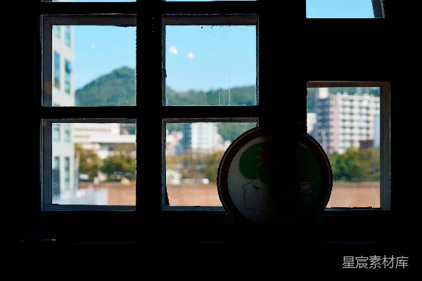 高清摄影 一扇能看到外面城市景色的窗户
