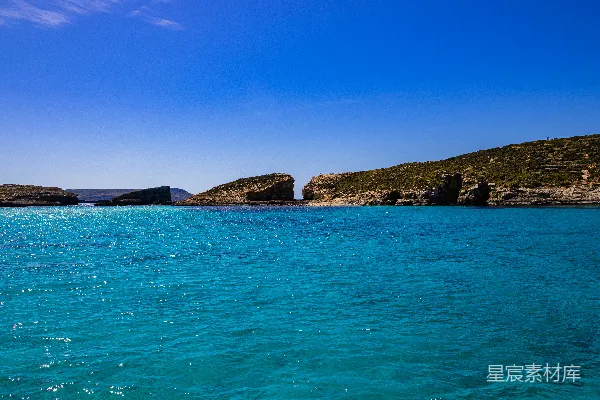 高清摄影 一片水面，背景中有岩石。