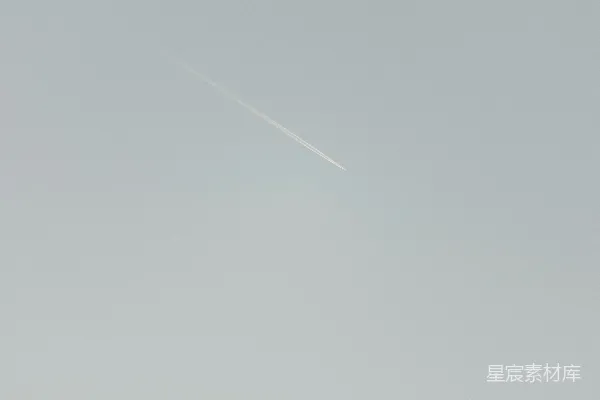 高清摄影 一群人站在海滩上放风筝。