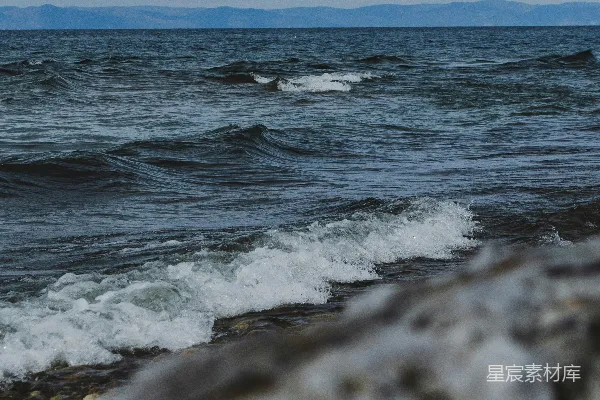 高清摄影 海浪拍打着沙滩