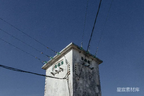 高清摄影 一座高大的塔，塔顶上有一个钟表。