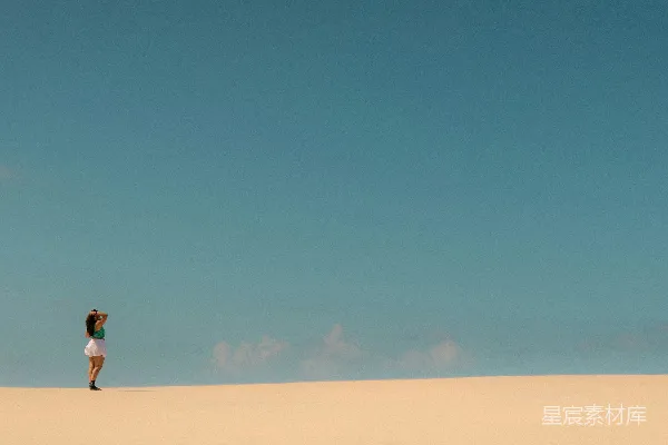 高清摄影 一个人独自站在沙漠中。