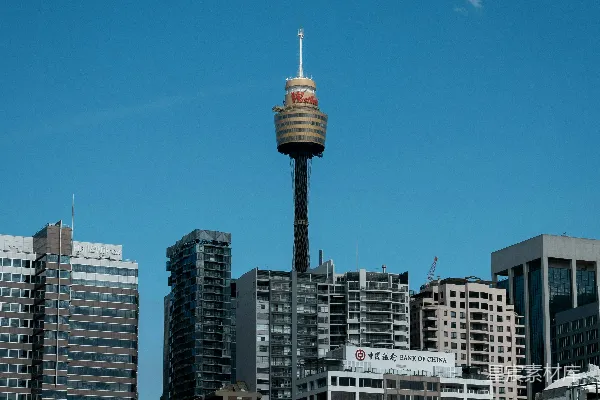 高清摄影 一座城市天际线，高耸的建筑和水塔