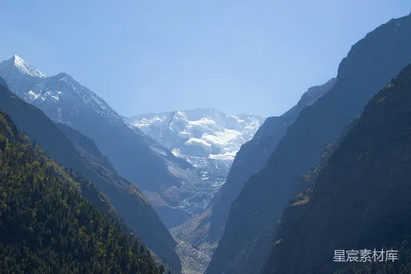 高清摄影 一幅山谷的景色，背景是群山。