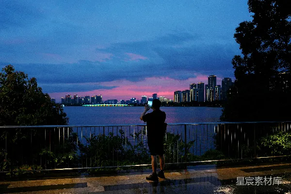 高清摄影 人拍摄了水面上的落日景色。