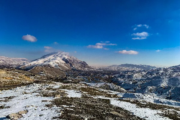 高清摄影 一片山峦的景色，地面上覆盖着积雪。