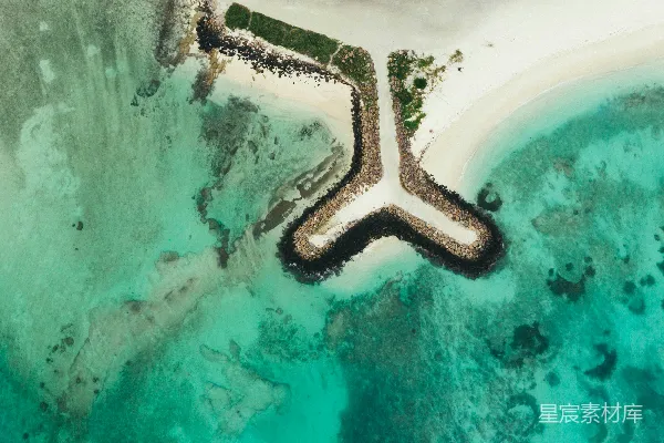 高清摄影 一座岛屿的空中俯瞰图，中央有一个十字架。