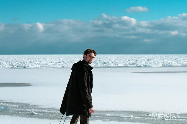 高清摄影 穿着黑色外套的男人站在覆盖着雪的地面上，白天。