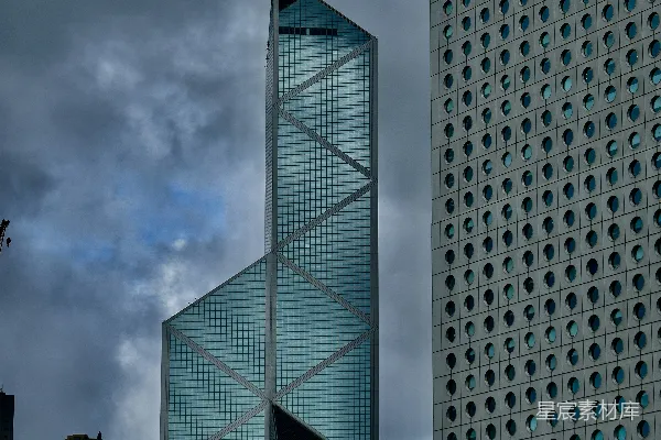 高清摄影 一座非常高的建筑，旁边还有其他高大的建筑物。