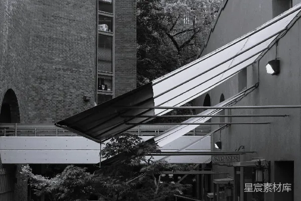 高清摄影 一张黑白照片，展示了一条城市的街道。