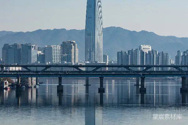 高清摄影 一片广阔的水域，背景中有座城市。