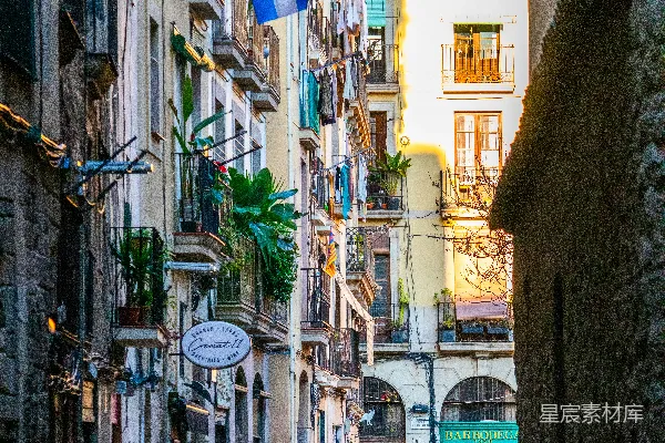 高清摄影 一条狭窄的城市街道，两边都是建筑物。