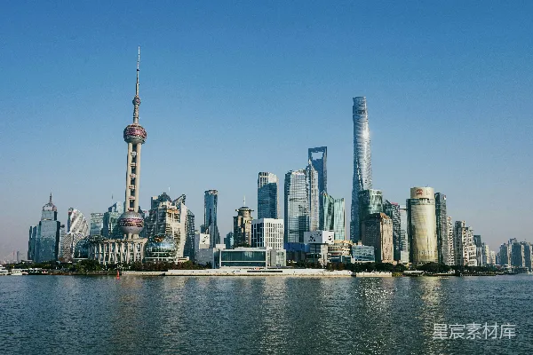 高清摄影 一片大水域，背景中有一座城市。