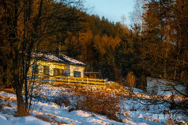 高清摄影 一座房子位于雪地中央