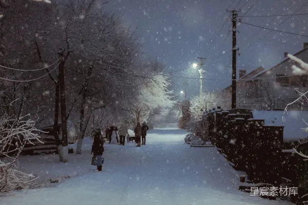 高清摄影 一条积雪覆盖的街道，人们在上面行走。