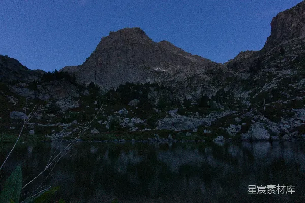 高清摄影 山倒映在平静的黑湖中。