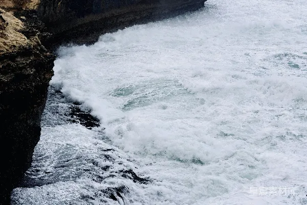 高清摄影 海浪拍打着岩石悬崖。